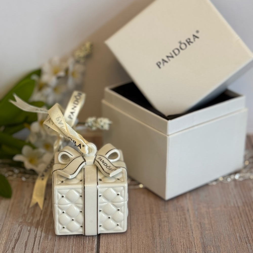 Pandora 2016 gift box ornament
